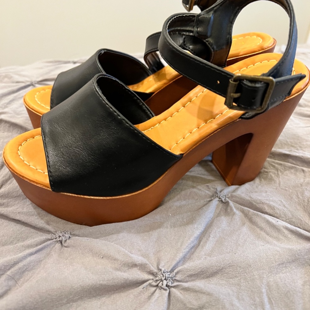 Sandals - Picture 3 of 3
